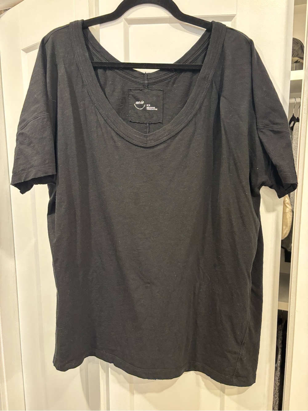 Aerie WOMEN'S BLACK SCOOP NECK TEE